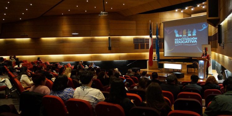 Capacitan a Equipos de Revinculación Escolar en la región de Valparaíso