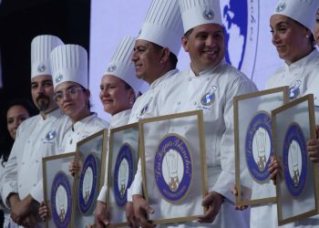 Docentes de Gastronomía Duoc UC Valparaíso reciben reconocimiento por trayectoria