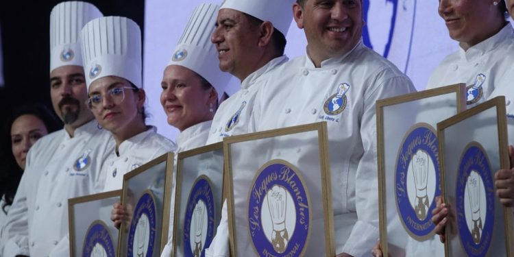 Docentes de Gastronomía Duoc UC Valparaíso reciben reconocimiento por trayectoria