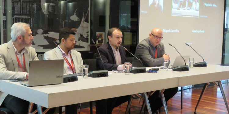 Foro en Valparaíso busca soluciones para la crisis del transporte público en regiones