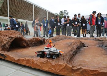 Estudiantes construyen prototipos de vehículos espaciales para explorar Marte
