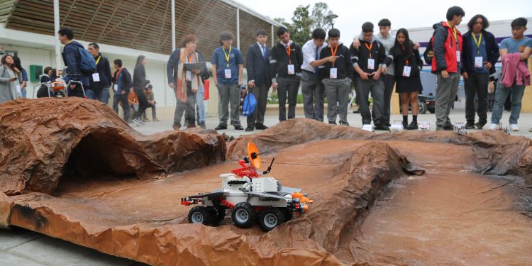 Estudiantes construyen prototipos de vehículos espaciales para explorar Marte