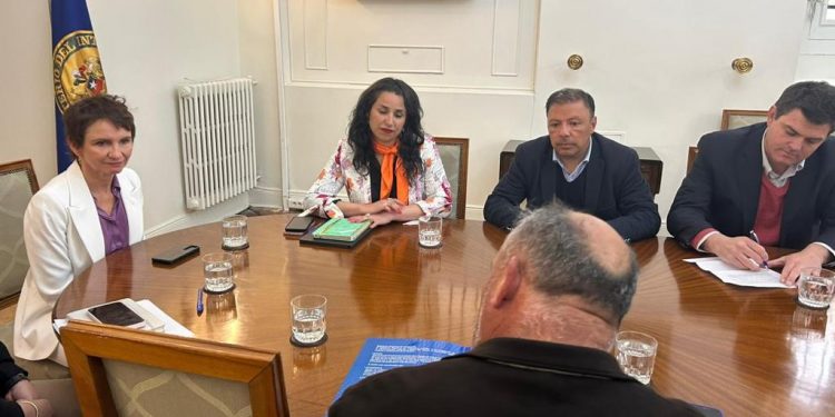 GORE y 33 alcaldes de la región llegaron hasta La Moneda para solicitar un aumento del presupuesto 2024