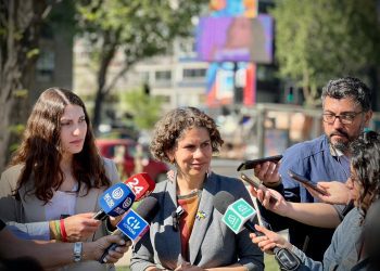 Ministra Rojas presenta nueva norma lumínica que regulará carteles publicitarios para proteger la salud de las personas