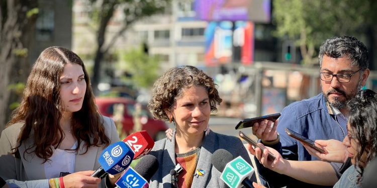 Ministra Rojas presenta nueva norma lumínica que regulará carteles publicitarios para proteger la salud de las personas