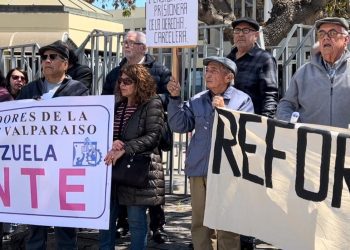 Pensionados se manifiestan afuera del Congreso Nacional en favor de Reforma Previsional
