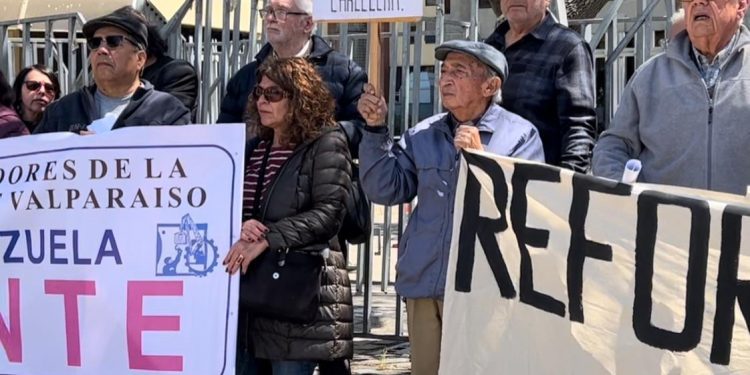 Pensionados se manifiestan afuera del Congreso Nacional en favor de Reforma Previsional