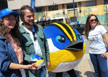 Fiu, la visita ilustre que encantó a Valparaíso e invitó a ser parte de Santiago 2023