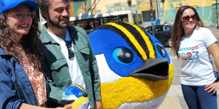 Fiu, la visita ilustre que encantó a Valparaíso e invitó a ser parte de Santiago 2023