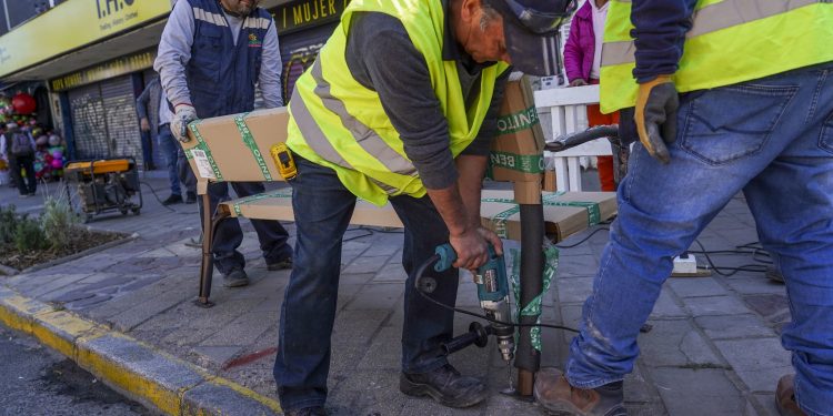 Comienza hermoseamiento del centro de Quilpué con nuevas bancas, luminarias y baños públicos