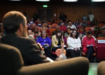 Municipio de Quilpué inicia el Mes de las Personas Mayores con conversatorio en el Teatro Municipal