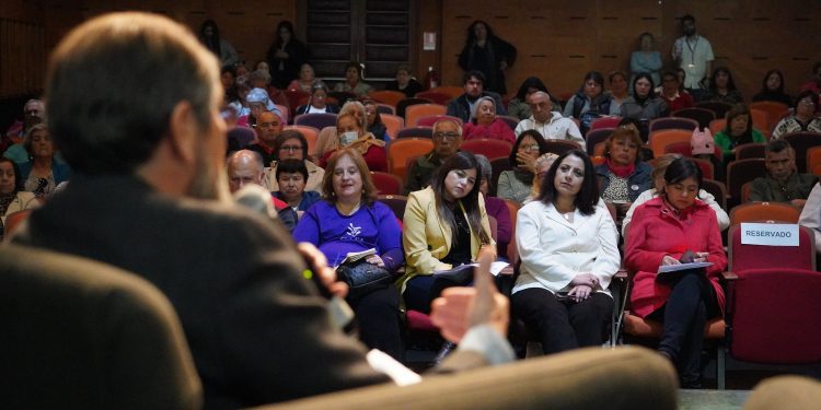 Municipio de Quilpué inicia el Mes de las Personas Mayores con conversatorio en el Teatro Municipal