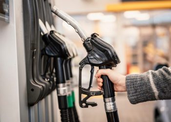 Alza de combustibles: bencinas superarían los $1.350 a mediados de noviembre