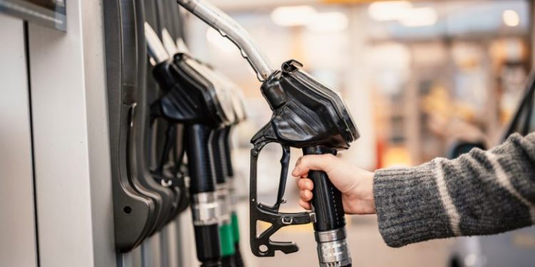 Alza de combustibles: bencinas superarían los $1.350 a mediados de noviembre