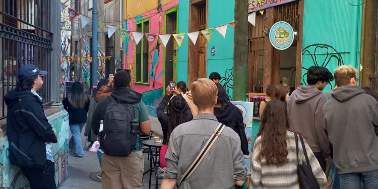 Cartelera del Edificio Cousiño te invita a descubrir el Valparaíso Histórico con Trekking Cultural