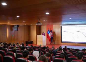 Destacada investigadora dictó conferencia en UNAB sobre condición física y su relación con la salud cerebral y mental