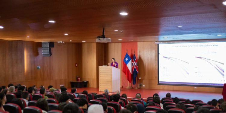 Destacada investigadora dictó conferencia en UNAB sobre condición física y su relación con la salud cerebral y mental