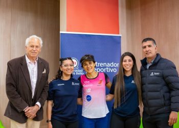 Destacada triatleta Bárbara Riveros dictó conferencia en UNAB Viña del Mar