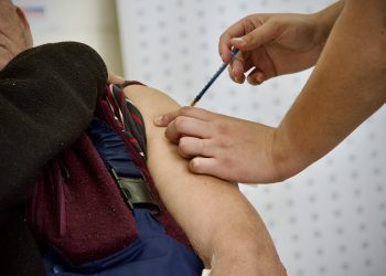 COVID-19: autoridades hacen llaman a que grupos de riesgo completen esquema de vacunación anual