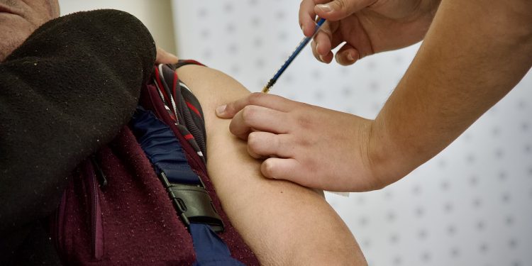 COVID-19: autoridades hacen llaman a que grupos de riesgo completen esquema de vacunación anual