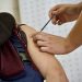 COVID-19: autoridades hacen llaman a que grupos de riesgo completen esquema de vacunación anual