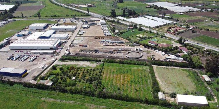Aguas Pacífico y Colbún firman suministro eléctrico 100% renovable para planta desalinizadora