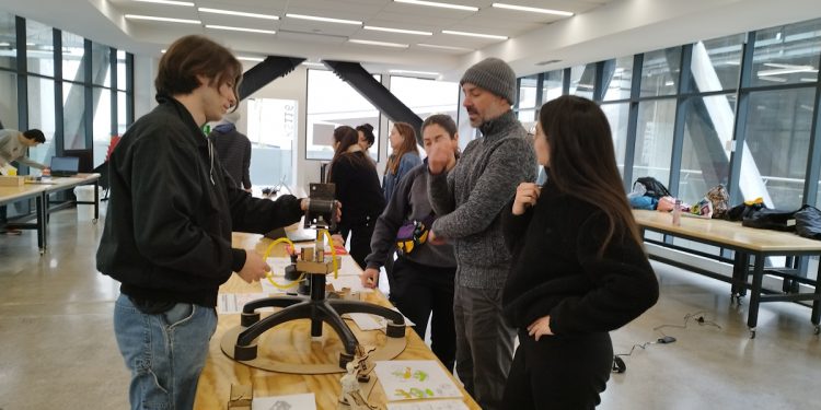 Estudiantes desarrollan juegos para personas con discapacidad visual