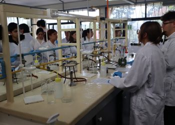 Estudiantes secundarios de Viña del Mar realizaron novedosos experimentos en laboratorios de química