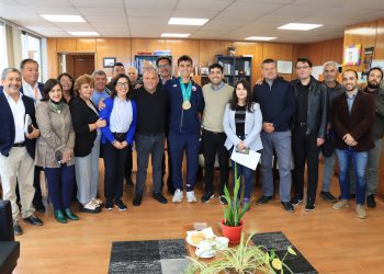 Gobernador Rodrigo Mundaca se reúne con medallistas panamericanos en Remo de la Región de Valparaíso