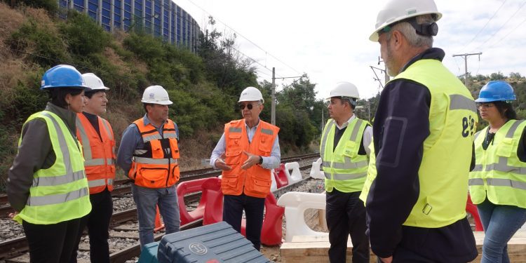 Alcaldesa de Quilpué y Seremi de Transportes participan de inspección en terreno a obras de nueva estación Valencia