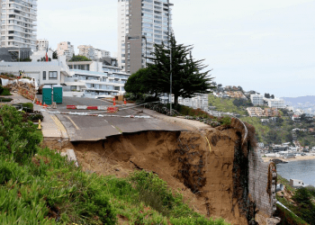 Reportan nuevo deslizamiento de tierra en socavón que amenaza a edificios en Viña del Mar