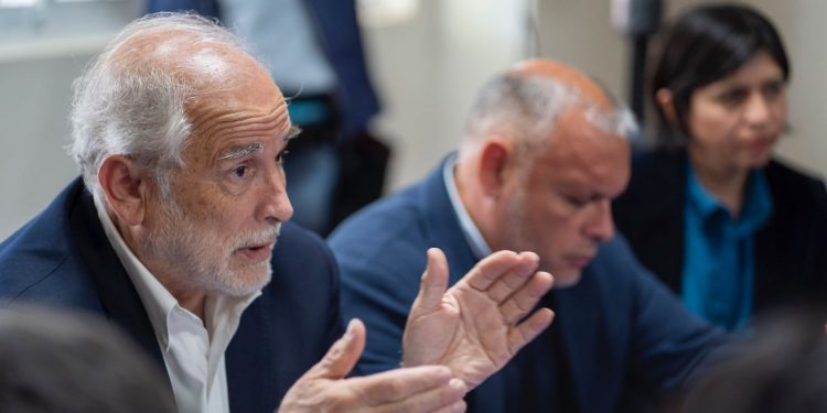 Ministro Montes se reúne con Comités de Vivienda de Quilpué y compromete compra de un anhelado terreno