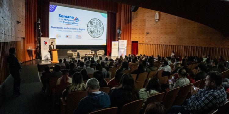Cientos de emprendedores quilpueínos participaron en seminario que inauguró Semana de la Pyme en la región