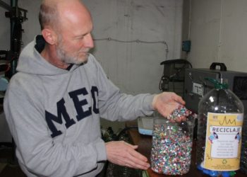 Tapas plásticas de botellas se convierten en productos sustentables con impresión 3D