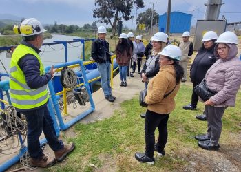 Dirigentes comunitarios conocieron plantas de Esval en Concón, Quillota y San Antonio