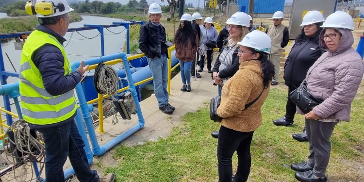 Dirigentes comunitarios conocieron plantas de Esval en Concón, Quillota y San Antonio