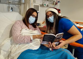 «Biblioteca Andante» llena de magia los pasillos de la Urgencia del Hospital Dr. Gustavo Fricke