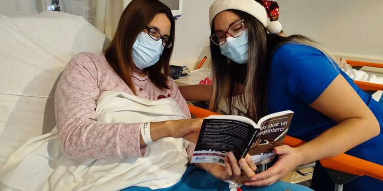 «Biblioteca Andante» llena de magia los pasillos de la Urgencia del Hospital Dr. Gustavo Fricke