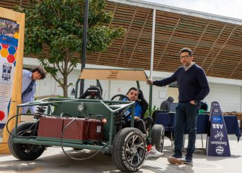 Estudiantes de Viña del Mar diseñan y fabrican auto eléctrico que ya tiene 60% de avance