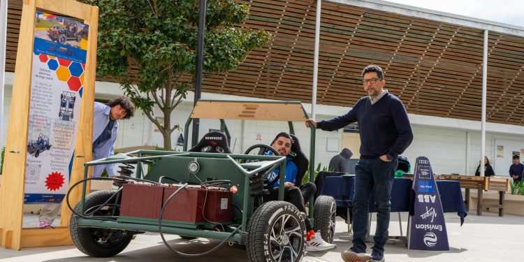 Estudiantes de Viña del Mar diseñan y fabrican auto eléctrico que ya tiene 60% de avance