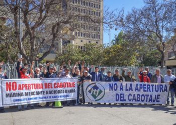 Diputado González entregó su respaldo a marinos mercantes y apuntó al ministro Grau como responsable del proyecto de Ley de Cabotaje