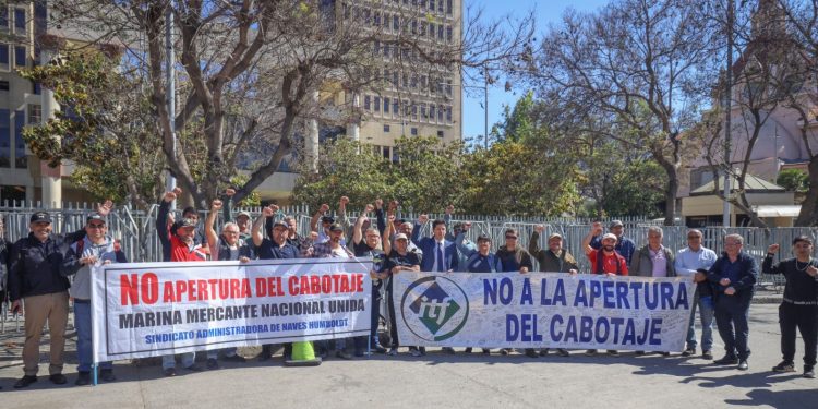 Diputado González entregó su respaldo a marinos mercantes y apuntó al ministro Grau como responsable del proyecto de Ley de Cabotaje