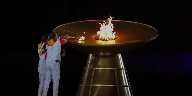 Académicos USM desarrollaron llama a hidrógeno verde para pebetero de Santiago 2023