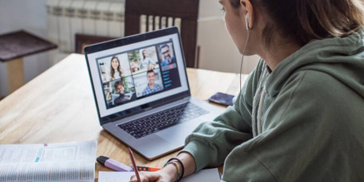 IA y recursos digitales en la sala de clases: «El docente juega un papel insustituible en la educación»