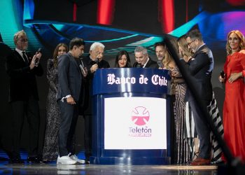 Alcaldesa Macarena Ripamonti celebra alcanzar la meta de la Teletón en la Quinta Vergara