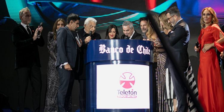 Alcaldesa Macarena Ripamonti celebra alcanzar la meta de la Teletón en la Quinta Vergara