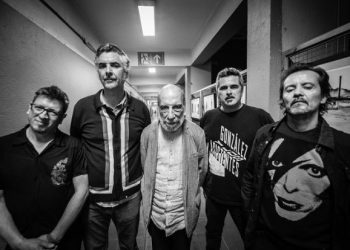 Poesía y rocanrol: Raúl Zurita se presenta junto con González y los Asistentes en el PCdV