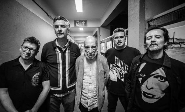 Poesía y rocanrol: Raúl Zurita se presenta  junto con González y los Asistentes en el PCdV