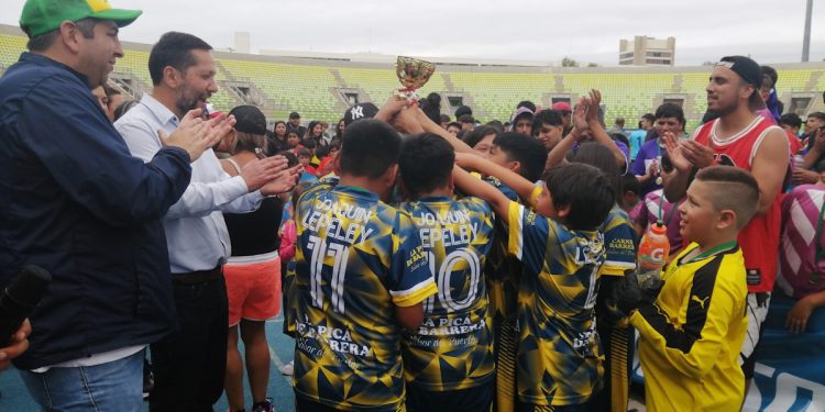 Escuelas Populares de Fútbol de Valparaíso participaron en la Copa Santo Tomás Viña del Mar