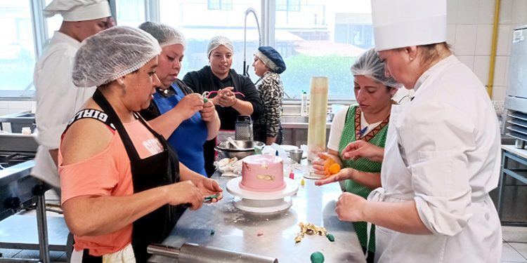 Microemprendedores de Valparaíso se certificaron en Repostería